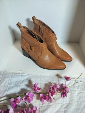 FRYE AND CO. Tan Leather Ankle Booties with Western Stitching